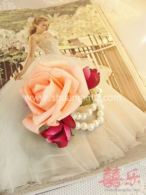 Enchanting Love Floral Corsage (Pearl)